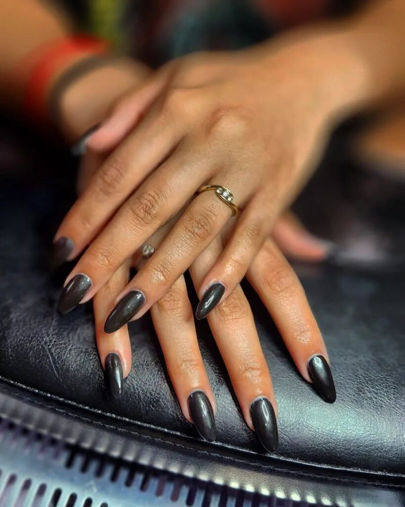 black and elegant manicure