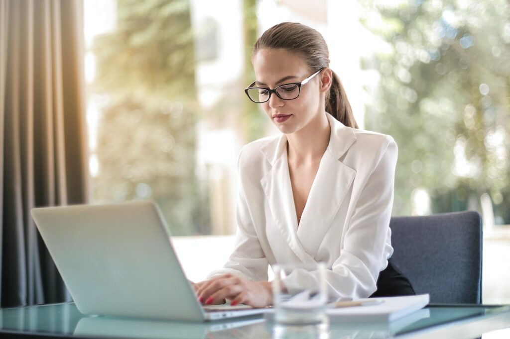 Feminine woman working on a laptop.