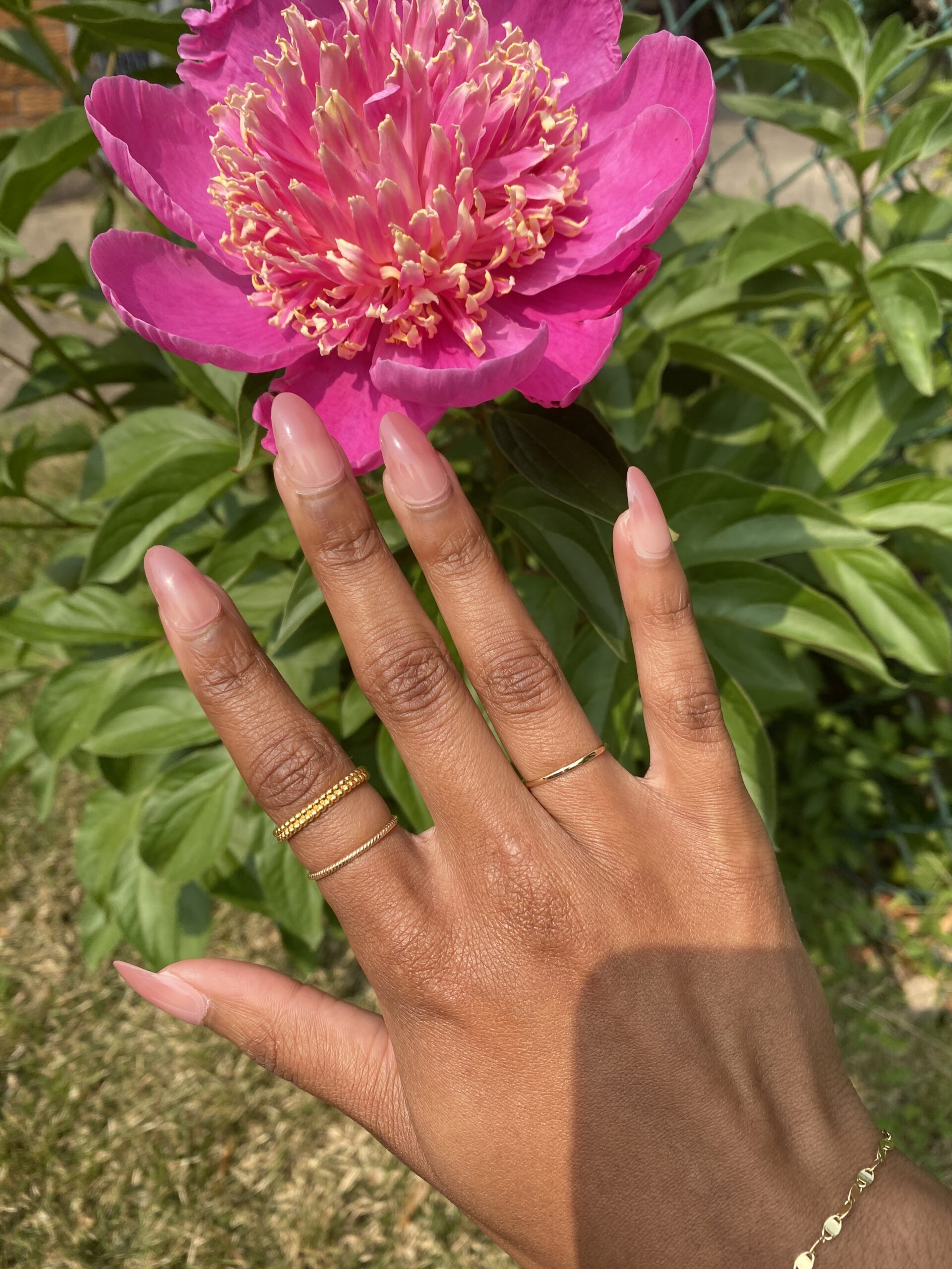 minimalist summer nails for 2023